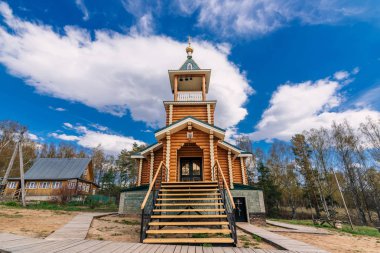 Bir yaz gününde Rusya'da bir köyde Ortodoks Hıristiyan modern ahşap Kilisesi