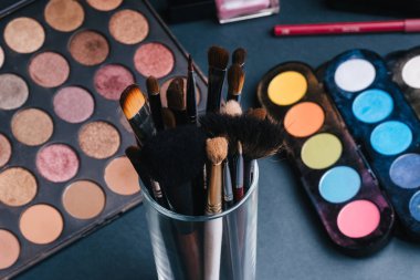 Makyaj fırçaları göz gölgeler ile profesyonel bir palet arka plan ayarlamak