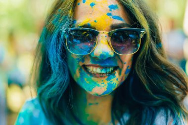Vichuga, Rusya - 17 Haziran 2018: Renkler Holi Festival. Mutlu bir kız portresi