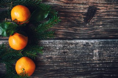 Mandalina, çam dalları ve çam kozalakları Noel arka plan. Tarçın, Yıldız anason ve kopya alanı kış tatil çerçeve. Düz yatıyordu üstten görünüm