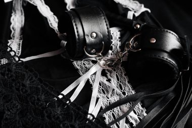 BDSM seks teslim ve hakimiyeti için cinsel oyuncaklar. Kırbaç ve kelepçeler