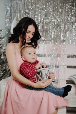 Anne ve küçük bir erkek bebek. Mutlu aile