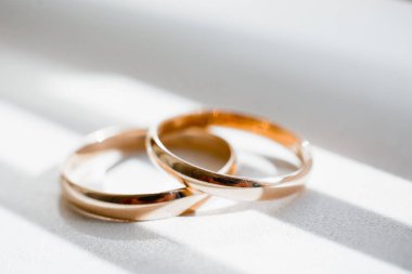 iki geleneksel alyans nişan yüzükleri yakın çekim