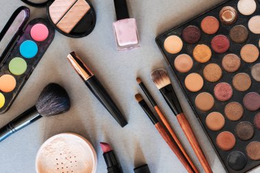 Masada güzellik ve cilt bakımı için kadın kozmetikleri var. Makyaj fırçaları, göz farı paleti, ruj, pudra, rimel.