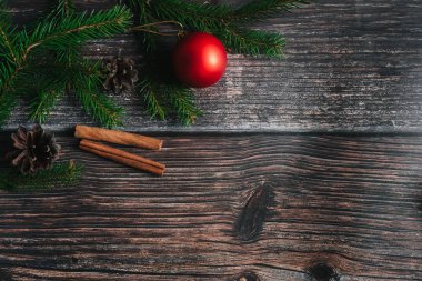Çam dalları ve kırmızı topları, çam kozalakları ile Noel arka plan. Dekoratif kış çerçeve