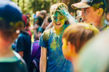 Vichuga, Rusya - 17 Haziran 2018: Renkler Holi Festival. Mutlu neşeli çocuklar