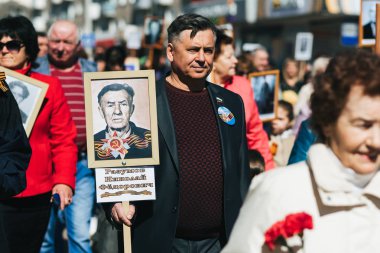 Vichuga, Rusya-9 Mayıs 2018: ölümsüz alay-akrabaları portreleri ile insanlar, Ikinci Dünya Savaşı 'nda katılımcılar, zafer günü geçit töreni