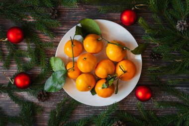 Mandalina, çam dalları, kırmızı topları ile Noel arka plan. Geleneksel Festival kış dekorasyonu yeni yıl için