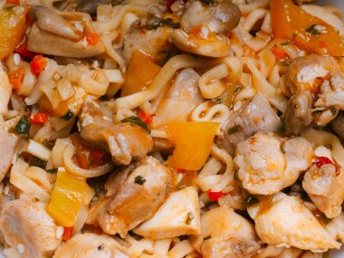 anlık erişte, makarna, sebze ile wok ve sıcak soslu tavuk eti