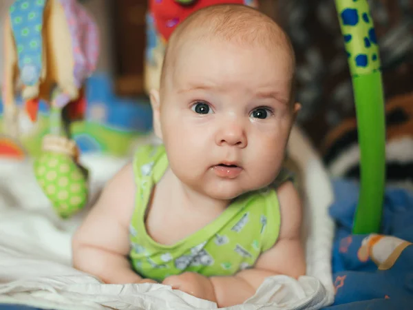 Portret van liegen grappige blanke baby jongen — Stockfoto