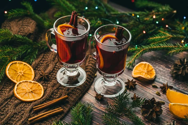 Δύο ποτήρια με ζεστό κρασί σε ξύλινο τραπέζι με έλατα κλαδιά το νέο έτος — Φωτογραφία Αρχείου