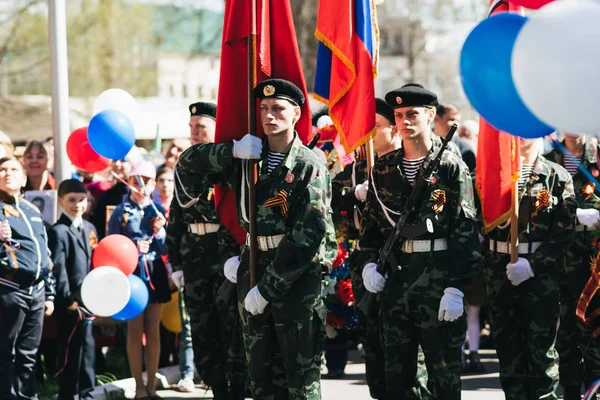 VICHUGA, RUSSIE - 9 MAI 2018 : De jeunes hommes en uniforme au défilé de la victoire de la Seconde Guerre mondiale avec drapeaux — Photo