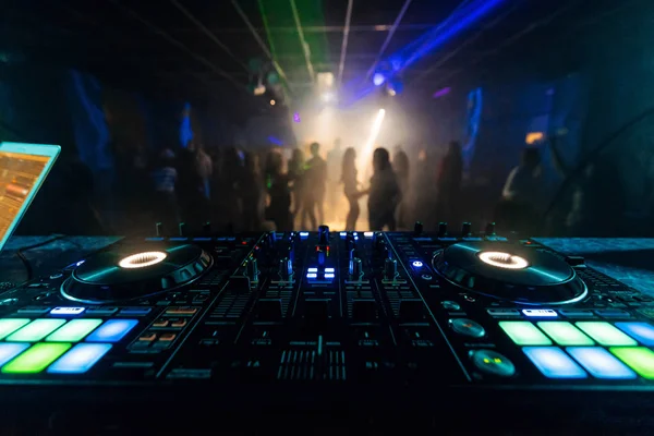 Controlador mezclador DJ profesional para mezclar música en un club nocturno —  Fotos de Stock