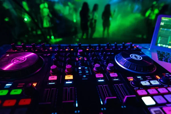 Controller mixer DJ professionale per mixare musica in un nightclub — Foto Stock