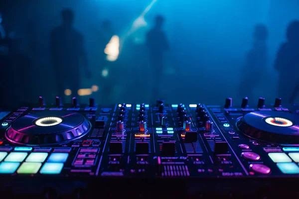 DJ-mixer på bordsbakgrund night club — Stockfoto