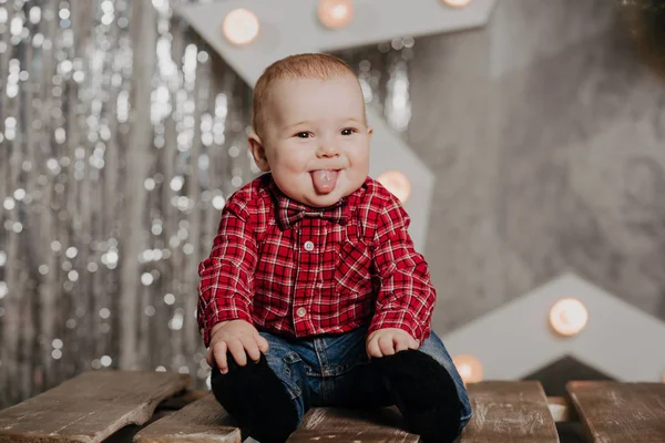 Boldog újszülött kisfiú boldogan mutatja nyelv — Stock Fotó
