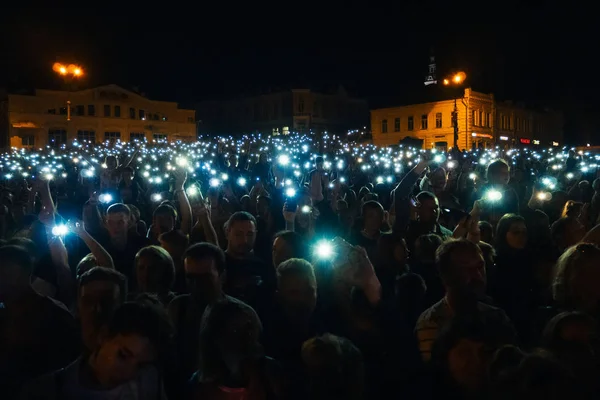 Kineshma, Rusya - 30 Ağustos 2018: Rap sanatçısı Basta'nın canlı konserinde cep telefonlarıyla parlayan bir insan kalabalığı — Stok fotoğraf