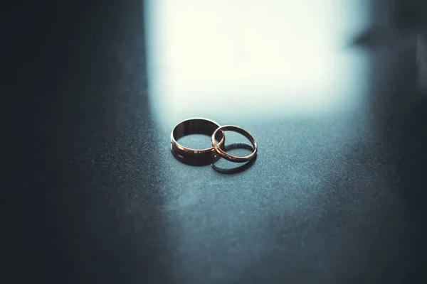Twee traditionele bruiloft Gouden Verlovingsringen liggen — Stockfoto