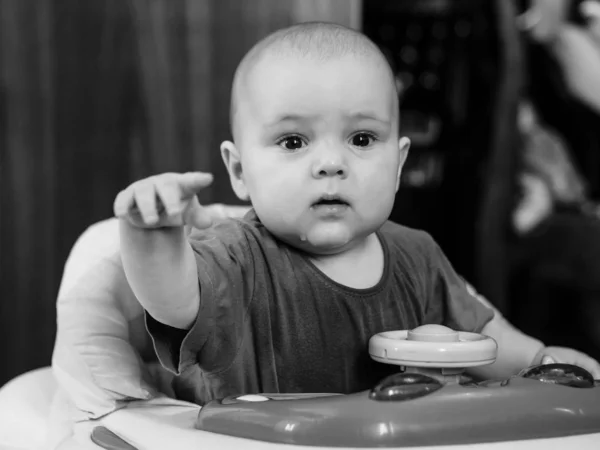 Fekete-fehér közelkép portré a kisfiú Walker — Stock Fotó