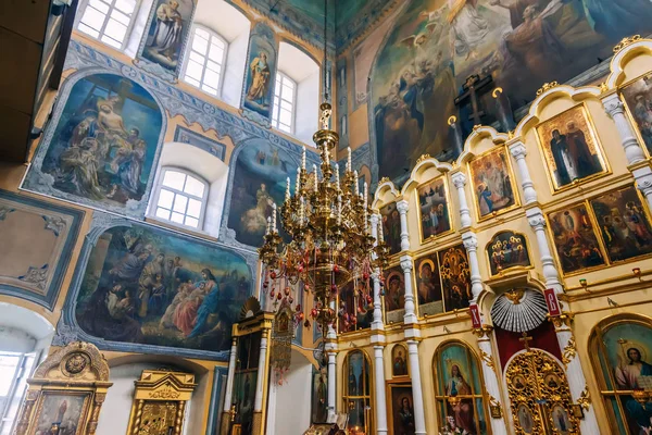 보즈드비체니 빌리지, 이바노보 지역, 러시아 - 2019년 5월 05일: 러시아 보즈드비체니 마을의 거룩한 십자가 승영의 고대 교회에 그려진 내부 — 스톡 사진