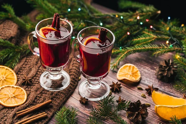 Dos copas de vino caliente navideño con especias y rodajas de naranja — Foto de Stock