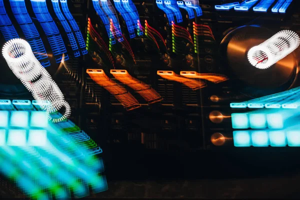 DJ mixer em uma boate com luzes coloridas brilhantes de controladores e botões — Fotografia de Stock