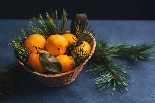 Mandalina ahşap sepeti ve çam dalları içinde