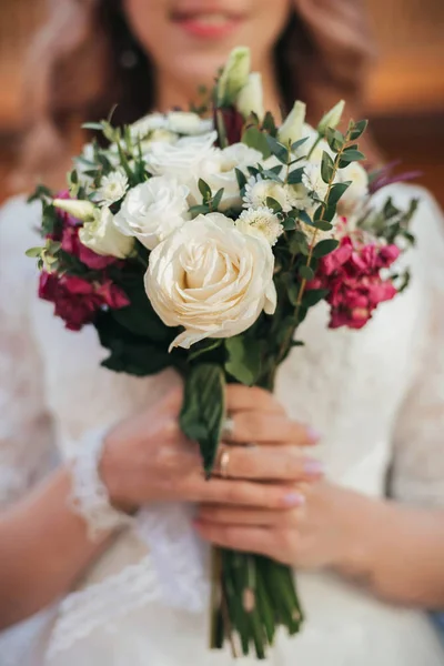 Esküvői csokor fehér rózsát a menyasszony kezében — Stock Fotó