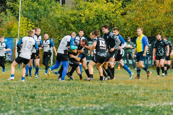 Ιβάνοβο, Ρωσία-12 Σεπτεμβρίου 2015: πρωτάθλημα ράγκμπι ανδρών μεταξύ των ομάδων λευκών καρχαριών και της εμβληματικής — Φωτογραφία Αρχείου