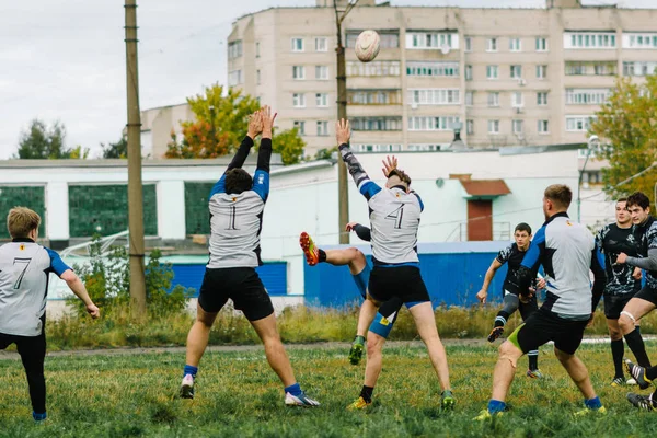 IVANOVO, RUSIA - 12 DE SEPTIEMBRE DE 2015: Campeonato Masculino de Rugby entre los equipos del Tiburón Blanco y el buque insignia —  Fotos de Stock