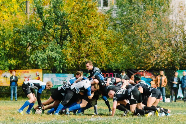 IVANOVO, RUSIA - 12 DE SEPTIEMBRE DE 2015: Campeonato Masculino de Rugby entre los equipos del Tiburón Blanco y el buque insignia — Foto de Stock