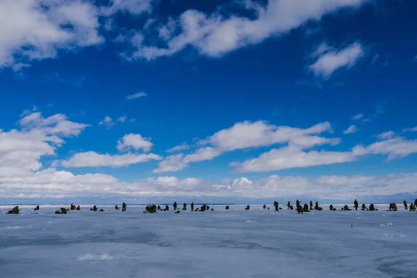 Gruppo di pescatori che pescano sul laghetto di ghiaccio — Foto Stock
