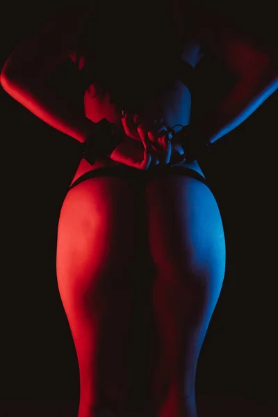 Сексуальная девушка в стрингах с привлекательным стройным телом с наручниками БДСМ — стоковое фото