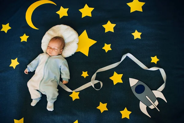 Alvó baba fiú, a háttérben a csillagos ég — Stock Fotó