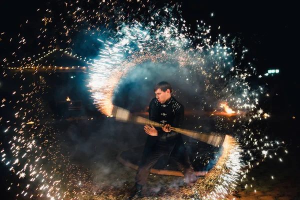 Semigorye, Ivanovo Oblast, Rusya - 28 Nisan 2017: Profesyonel sanatçıların yanan meşaleleriyle ateş gösterisi — Stok fotoğraf