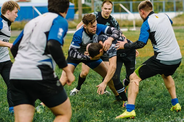 IVANOVO, RUSIA - 12 DE SEPTIEMBRE DE 2015: Campeonato Masculino de Rugby entre los equipos del Tiburón Blanco y el buque insignia —  Fotos de Stock