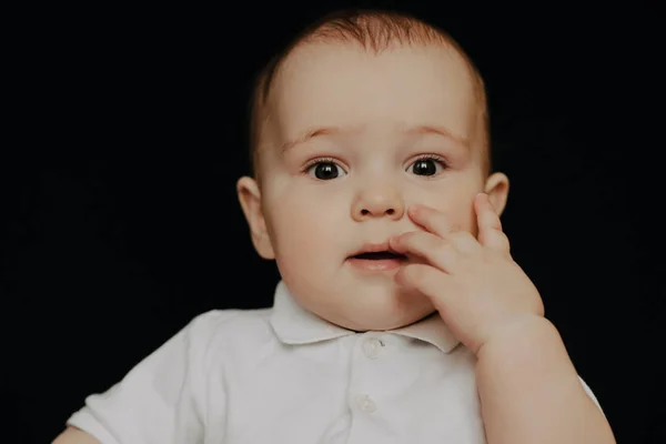 Portret van een grappige Kaukasische baby jongen op zoek naar — Stockfoto