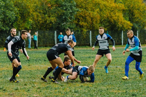 IVANOVO, RUSIA - 12 DE SEPTIEMBRE DE 2015: Campeonato Masculino de Rugby entre los equipos del Tiburón Blanco y el buque insignia — Foto de Stock