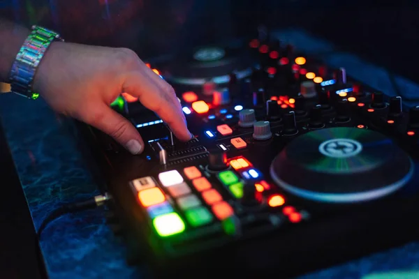 Mani DJ suonare e mixare musica sul controller musicale a una festa — Foto Stock