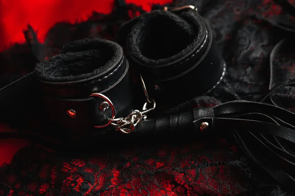 Bdsmロールプレイングセックスゲームのための革の手錠と鞭 — ストック写真