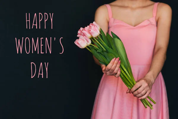 Ευχετήρια κάρτα με την επιγραφή χαρούμενη μέρα των γυναικών. Μπουκέτο ροζ τουλίπες στα χέρια — Φωτογραφία Αρχείου