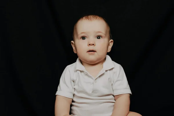 Retrato de expressivo menino bonito — Fotografia de Stock