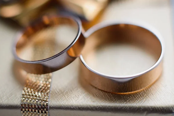 Dois anéis de noivado de ouro casamento tradicionais close-up — Fotografia de Stock