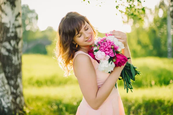 夏に屋外で花束を持つ幸せな笑顔の女の子 — ストック写真