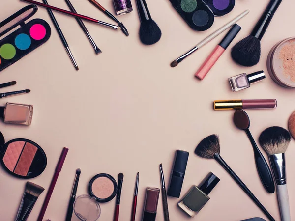 Conjunto de cosméticos de beleza para rosto feminino e maquiagem olho no fundo rosa — Fotografia de Stock