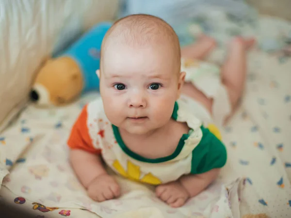 Portret van schattig mooi blank baby jongen — Stockfoto