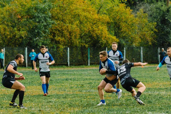 IVANOVO, RUSIA - 12 DE SEPTIEMBRE DE 2015: Campeonato Masculino de Rugby entre los equipos del Tiburón Blanco y el buque insignia —  Fotos de Stock