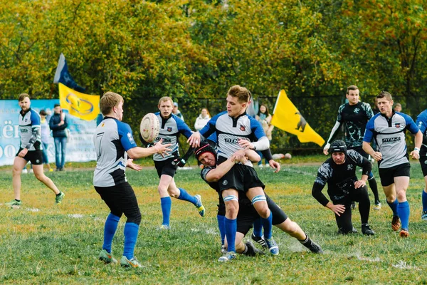 IVANOVO, RUSIA - 12 DE SEPTIEMBRE DE 2015: Campeonato Masculino de Rugby entre los equipos del Tiburón Blanco y el buque insignia — Foto de Stock