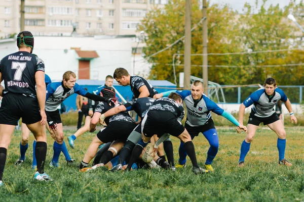 IVANOVO, RUSIA - 12 DE SEPTIEMBRE DE 2015: Campeonato Masculino de Rugby entre los equipos del Tiburón Blanco y el buque insignia — Foto de Stock
