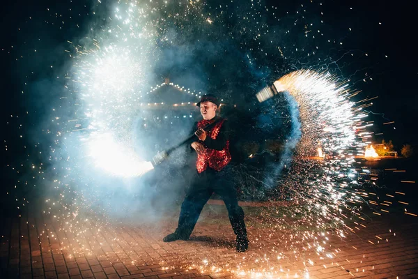 Semigorye, obwód Iwanowo, Rosja-26 czerwca 2018: pokaz ognia. Człowiek obraca ogień musujące palniki — Zdjęcie stockowe
